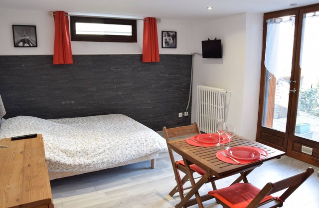 Studio in family home close to university and town center
