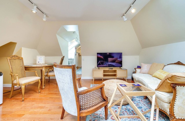 Studio in Historic Cathedral Hill Neighborhood!
