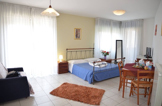Studio in the city center with private parking