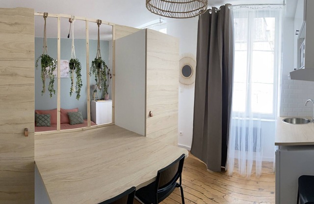 Studio in the heart of town, close to all amenities.