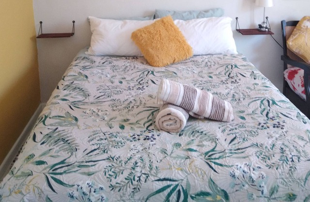 Studio On Fairway. A Cozy Quaint Studio close to restaurants and main beach.