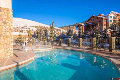 Studio Perfect Location 322 with Pool and Hot Tub