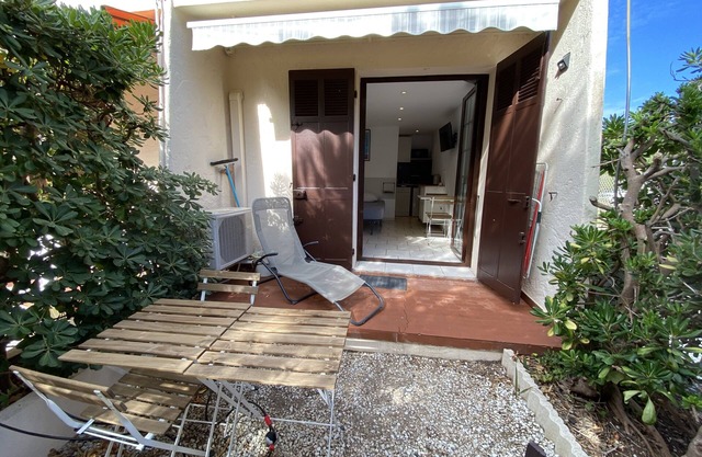 Studio Rdc-Studio-Ensuite with Shower-Garden view