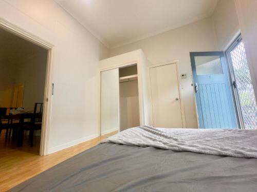 Studio room ensuite bathroom Brisbane City near Kangaroo Point and Gabba Cricket stadium