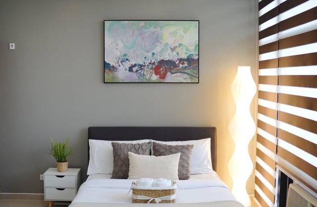 Studio type Condo with City View, FAST WIFI, 55” TV, Gym, Pool, & near Nightlife