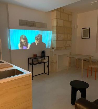 Studio ultra centre libourne - jacuzzi & vidéoprojecteur