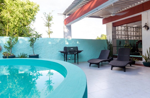 Studio w/shared plunge pool, Netflix, etc. .9 mi. from central sq.