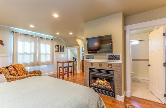 Studio, walking distance to downtown and Old Mill!