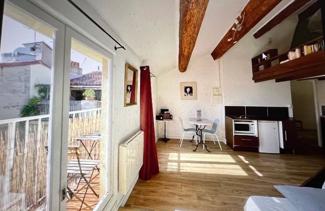 Studio with balcony in the heart of the old town (& 3min walk from the old port)