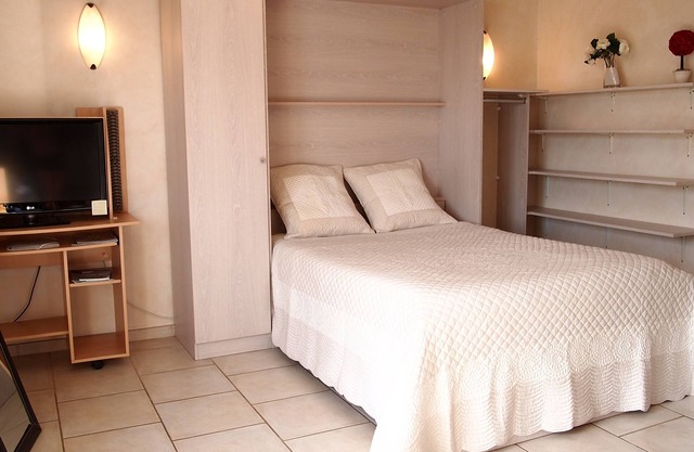 Studio with Balcony Mountain View 3min Lake. Close to shops and transportation