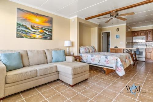 Studio with modern kitchen, one block to beach, boardwalk, and has a pool!