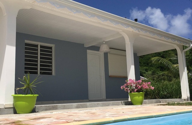 Studio with pool by the sea