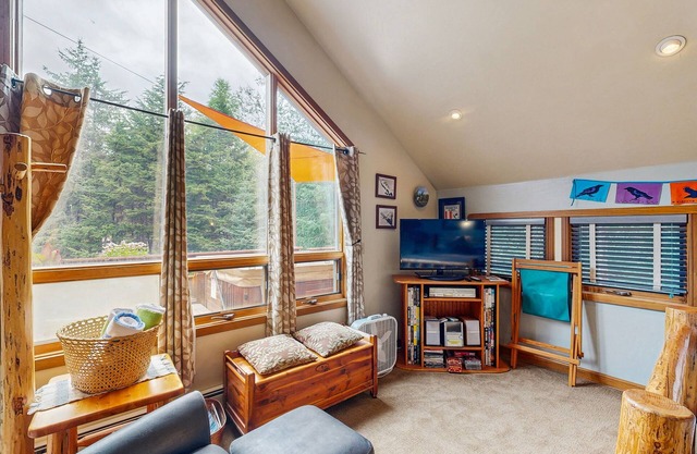 Studio with private hot tub, WiFI, & tranquil glacier views