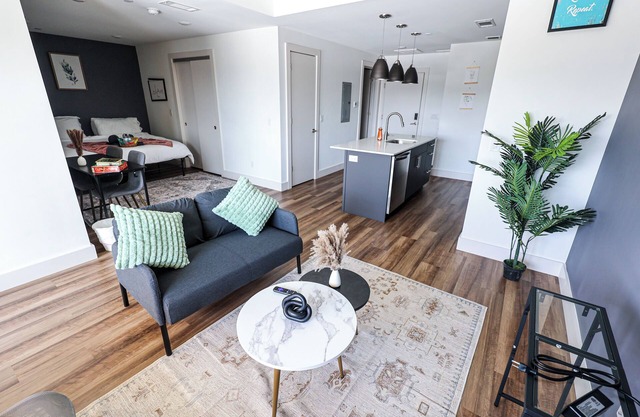 StudioAprt QueenBed-WiFi W/D+Parking+Gym
