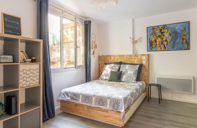 Studios avec parking, clim, balcon, proche tram