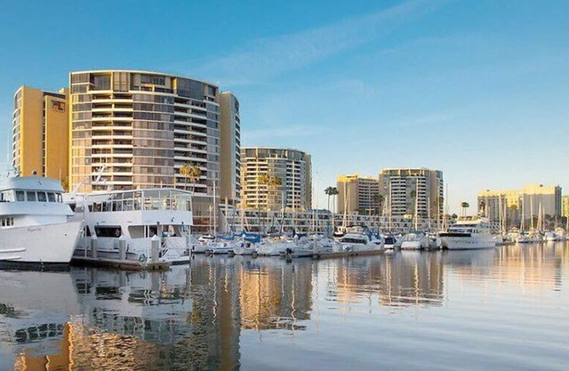 STUNNING 1Bd+1BT CONDOMINIUM WITH GORGEOUS LAKE VIEW RESORT-STYLE ALL INCLUSIVE!