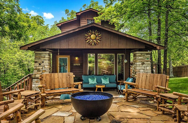 Stunning 2 Bedroom Cabin In The Woods, Covered Porch, Jacuzzi, Kitchen & Hot Tub