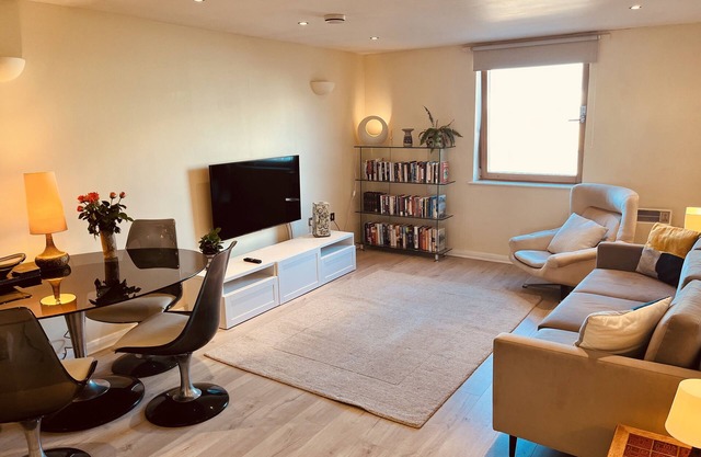 Stunning 2 bedroom Fulham/Chelsea Border Flat WiFi by river!