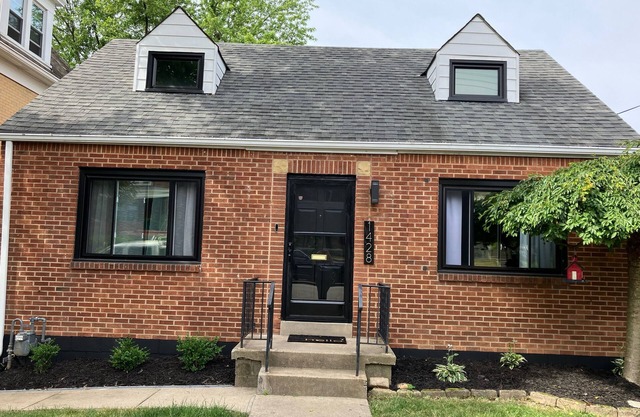 Stunning 2-bedroom Home w/WiFi, AC in Brookline Pittsburgh,PA