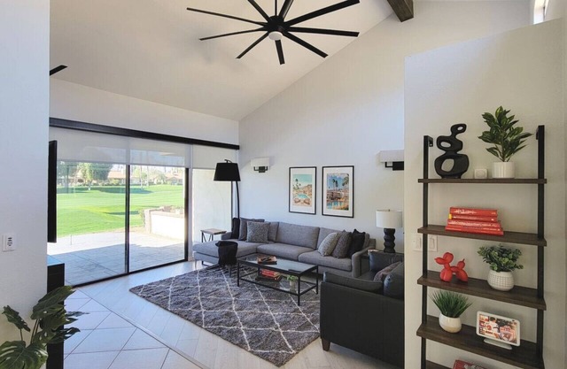 Stunning 2BD/3BA. Private hot tub. 36 pools. BBQ