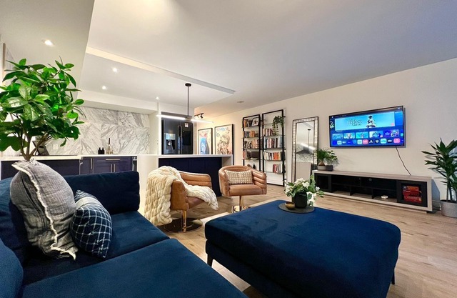 Stunning 2BD Condo in Downtown Toronto