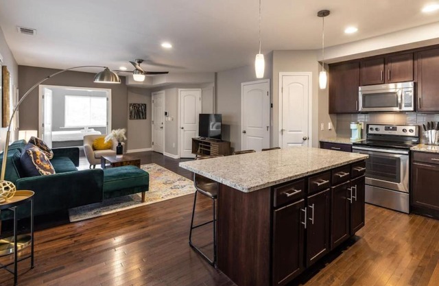 Stunning 2BR Apartment Near Downtown