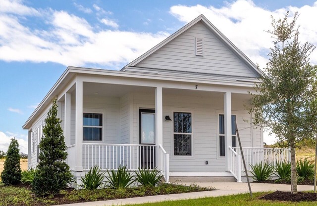 Stunning 2BR House on a Lakeside Estate!