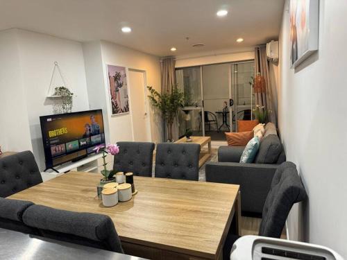 Stunning 3 bd 2 bth city apt Pool and Carpark