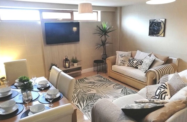 Stunning 3 Bed, 2 Bath Apartment, Sleeps 8 in Liverpool