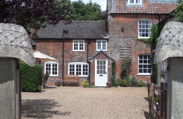 Stunning 3 bed/3 bath cottage nr Stonehenge & Bath, Sleeps 6. Walled garden