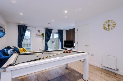 Stunning 3 Story Home, 3 x King Size Beds, Pool Table, Free Parking x2, Ping Pong