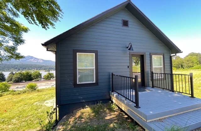 Stunning 3BR Gorge Home with River Views