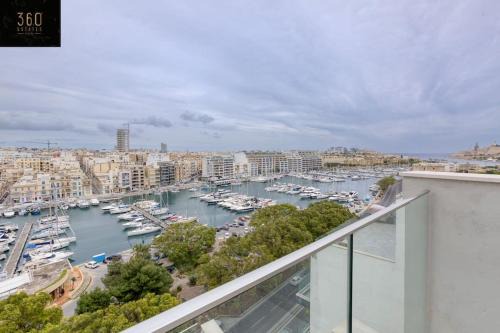 Stunning 3BR penthouse, opposite the harbour by 360 Estates
