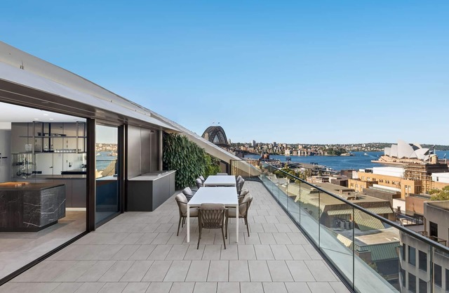 Stunning 3rd floor 2 bed apartment w/city views