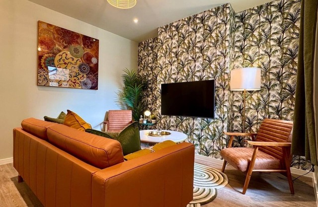 Stunning 4-Bed Home - 10 mins to Sandbanks Beach