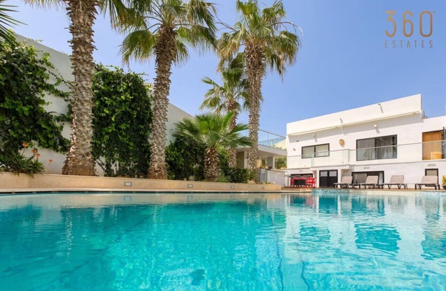 Stunning 4BR Villa with Private pool & parking