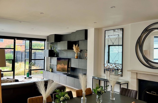Stunning 5 bedroom house in prime location. 30 min train into central London!