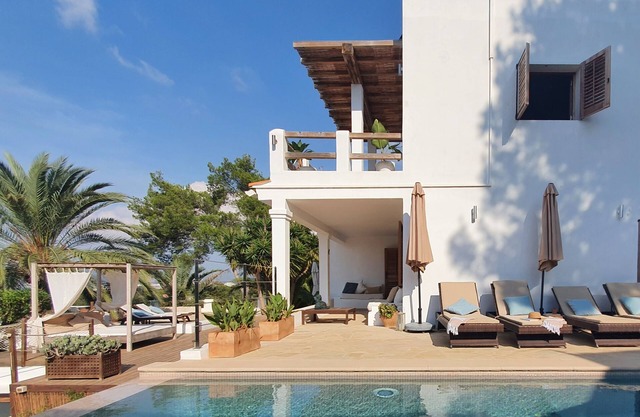 Stunning 5 Bedroom Villa With seaviews, garden & heated pool 5 min to the beach