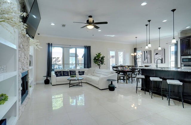 Stunning 5br/4ba Minutes from DFW/LOVE Field Sleeps 20