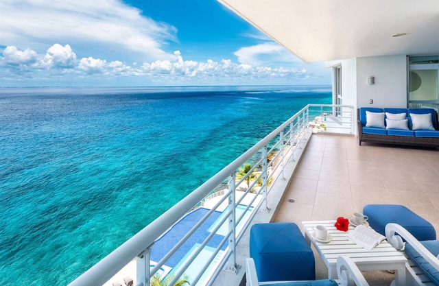 Stunning 7th floor condo, Excellent Snorkeling, Fantastic Oceanfront terrace!