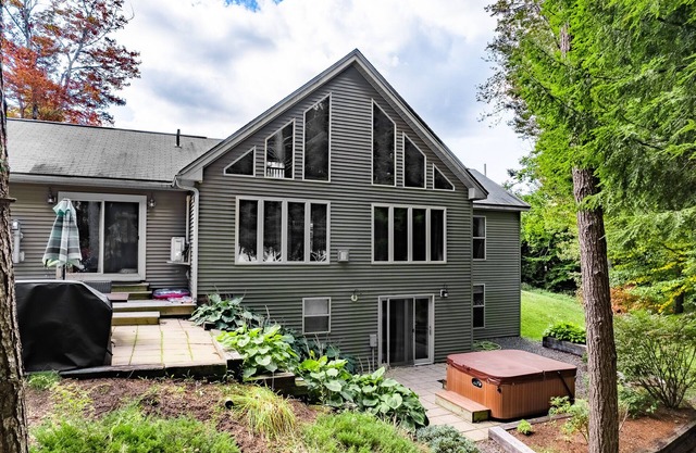 Stunning and Serene Springy Pond Gem; close to Acadia, Bar Harbor. Pets welcome!
