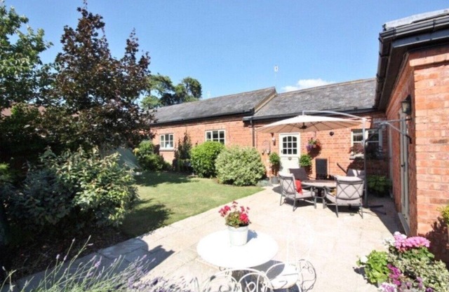 Stunning Barn with hot tub close to Worcester Malvern sleeps 6