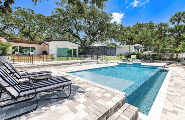 Stunning Bay View, Pool &Hot Tub - Entire Guest Suite