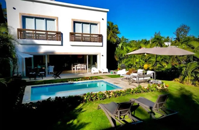 STUNNING BEACH VILLA, 4 bedrooms and private pool