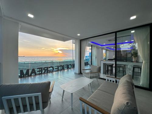STUNNING BEACHFRONT VIEW LUXURIOUS Apartment 20