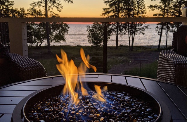 Stunning Beachfront Home, Skiing is Nearby, Sauana for Cold Nights