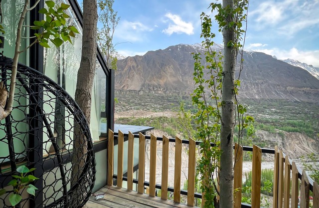 Stunning Cliff-edge 2-bedroom Chalet in Karimabad