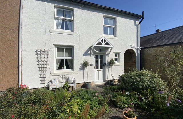 Stunning courtyard cottage set back from the River Coquet. With castle views.