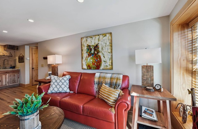 STUNNING Downtown-Fenced Yard-Private Hot Tub-Fire Pit