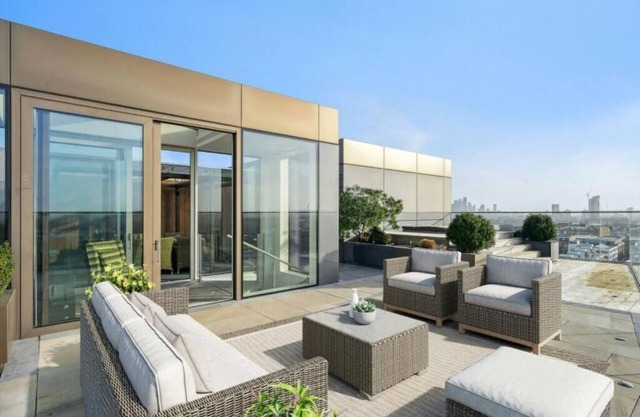 Stunning Duplex Penthouse 2200 SqFt Sleeps 8 with Jacuzzi Rooftop Views City